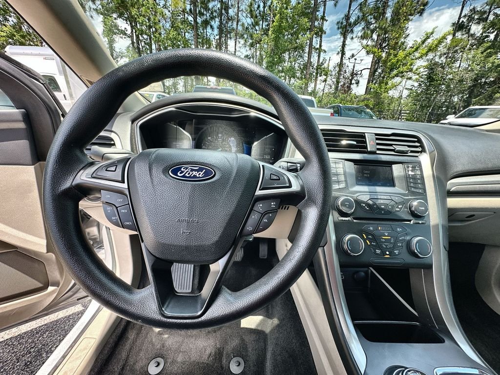 Used 2018 Silver Ford SE image 11
