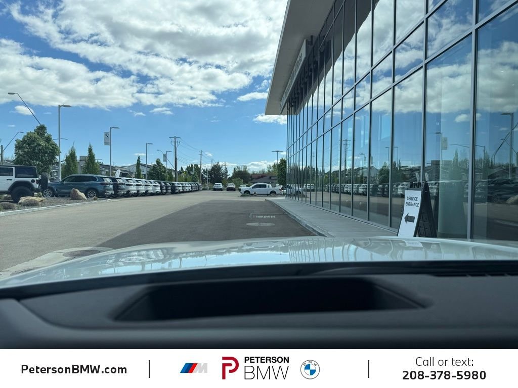 Used 2025 Mineral White Metallic BMW xDrive60 image 27