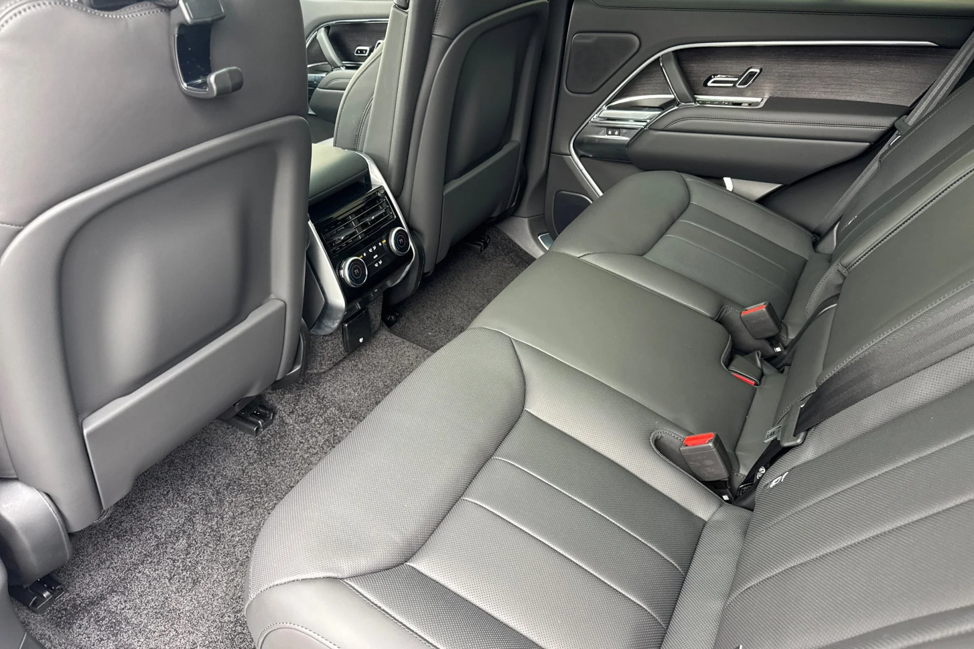 New 2026 SANTORINI BLACK Land Rover SE image 4