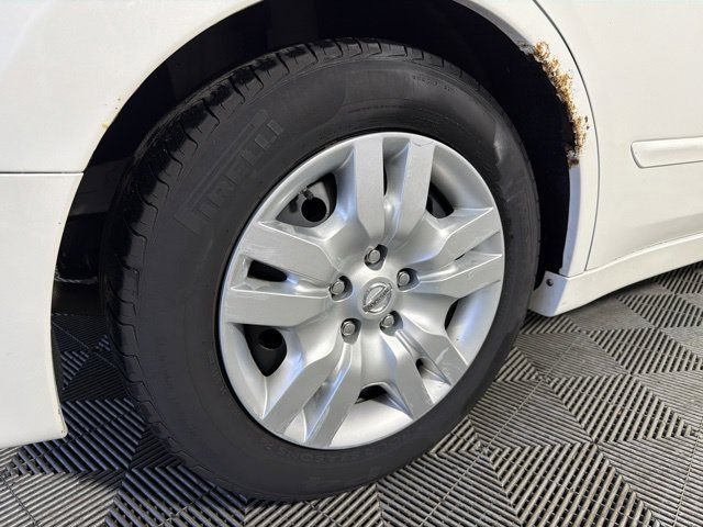 Used 2011 White Nissan 2.5 S image 28