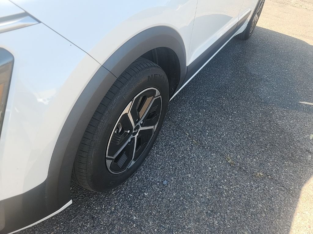 Used 2023 White Kia EX image 8