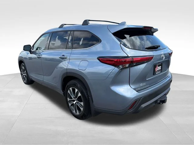 Used 2022  Toyota XLE image 5