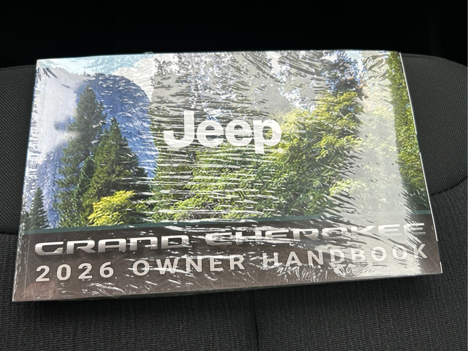 New 2026 Bright White Clear-Coat Exterior Paint Jeep Laredo image 19