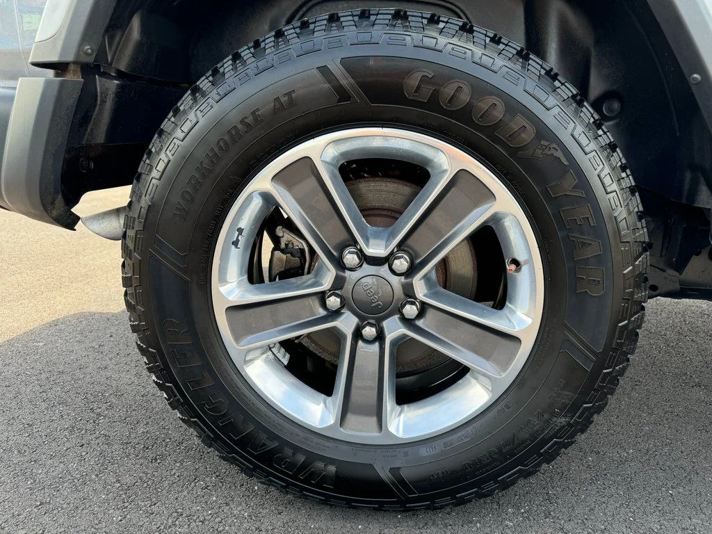 Used 2020 Silver Jeep Unlimited Sahara image 12