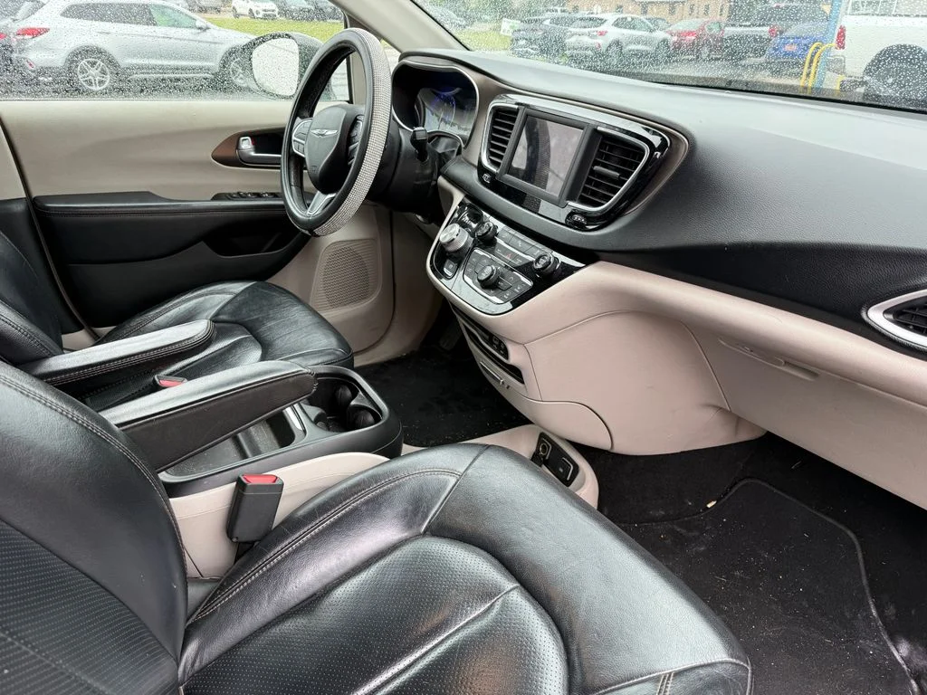Used 2018 Gray Chrysler Touring L image 4