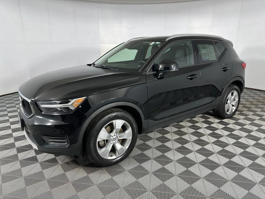 Used 2020 Black Stone Volvo Momentum image 15