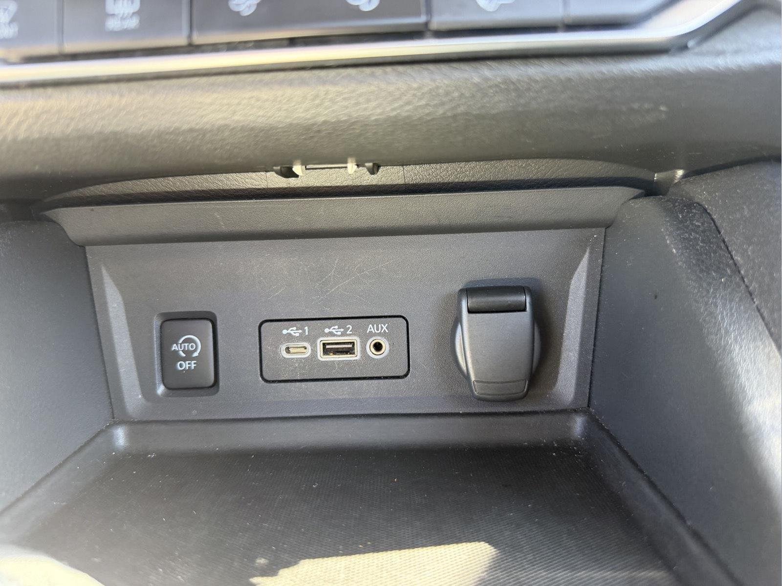 Used 2025 Aspen White Tricoat Nissan SV image 22
