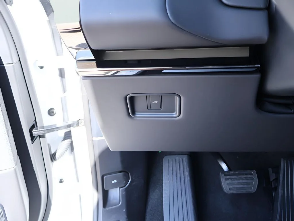 Used 2025 Fuji White Land Rover Dynamic SE image 26