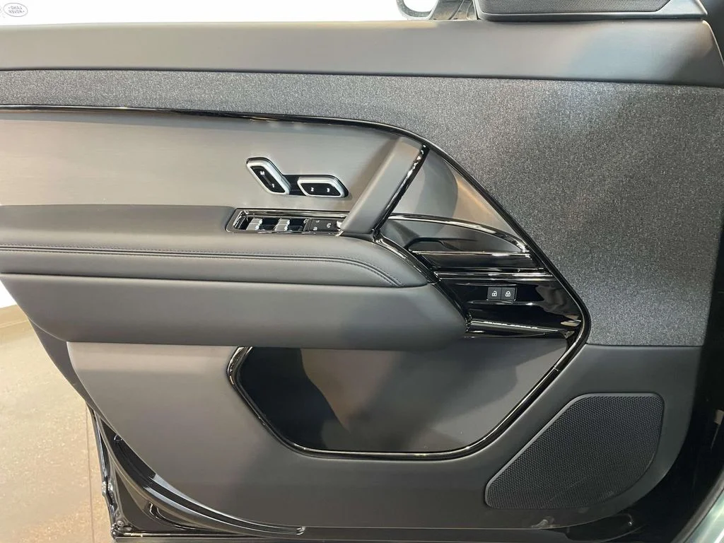 New 2026 Santorini Black Land Rover SE image 31