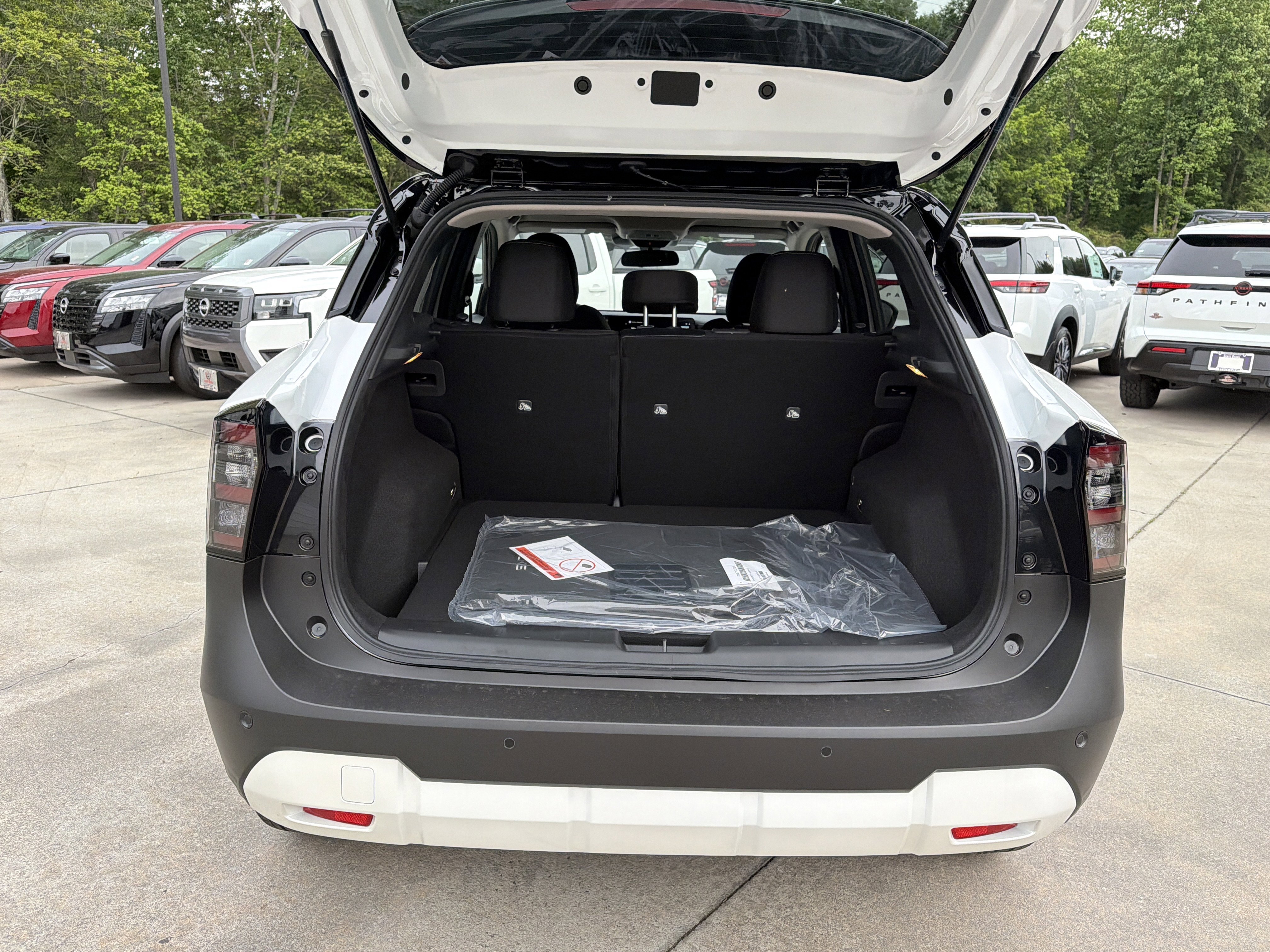 New 2026 Aspen White Tricoat/Super Black Nissan SV image 19