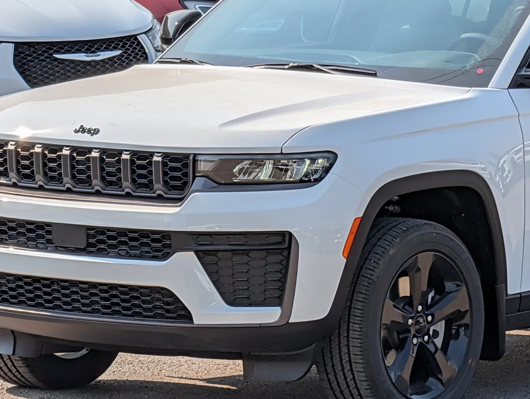 New 2026 White Jeep Altitude - - 20 Gloss Black Wheels - Remote Start - Capri Leatherette - Wireless Charging & More! image 10