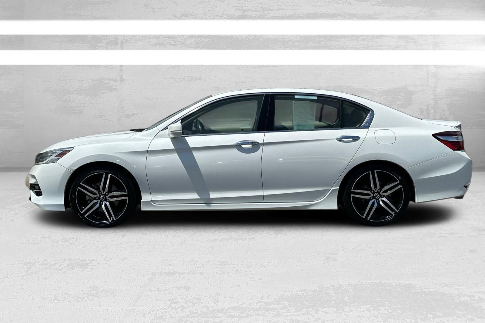 Used 2017 White Honda Touring image 7