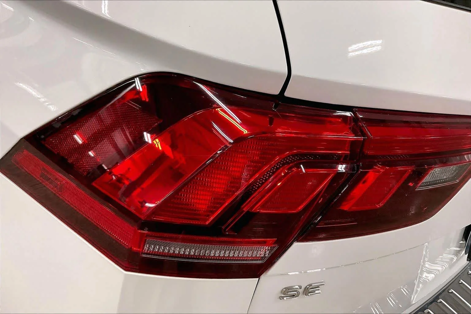 Used 2022 Pure White Volkswagen SE image 28