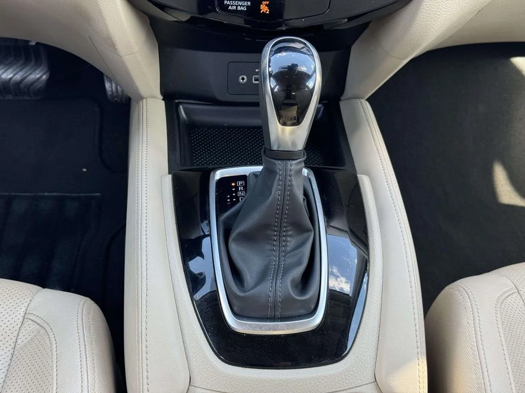 Used 2018 Green Nissan SL image 21
