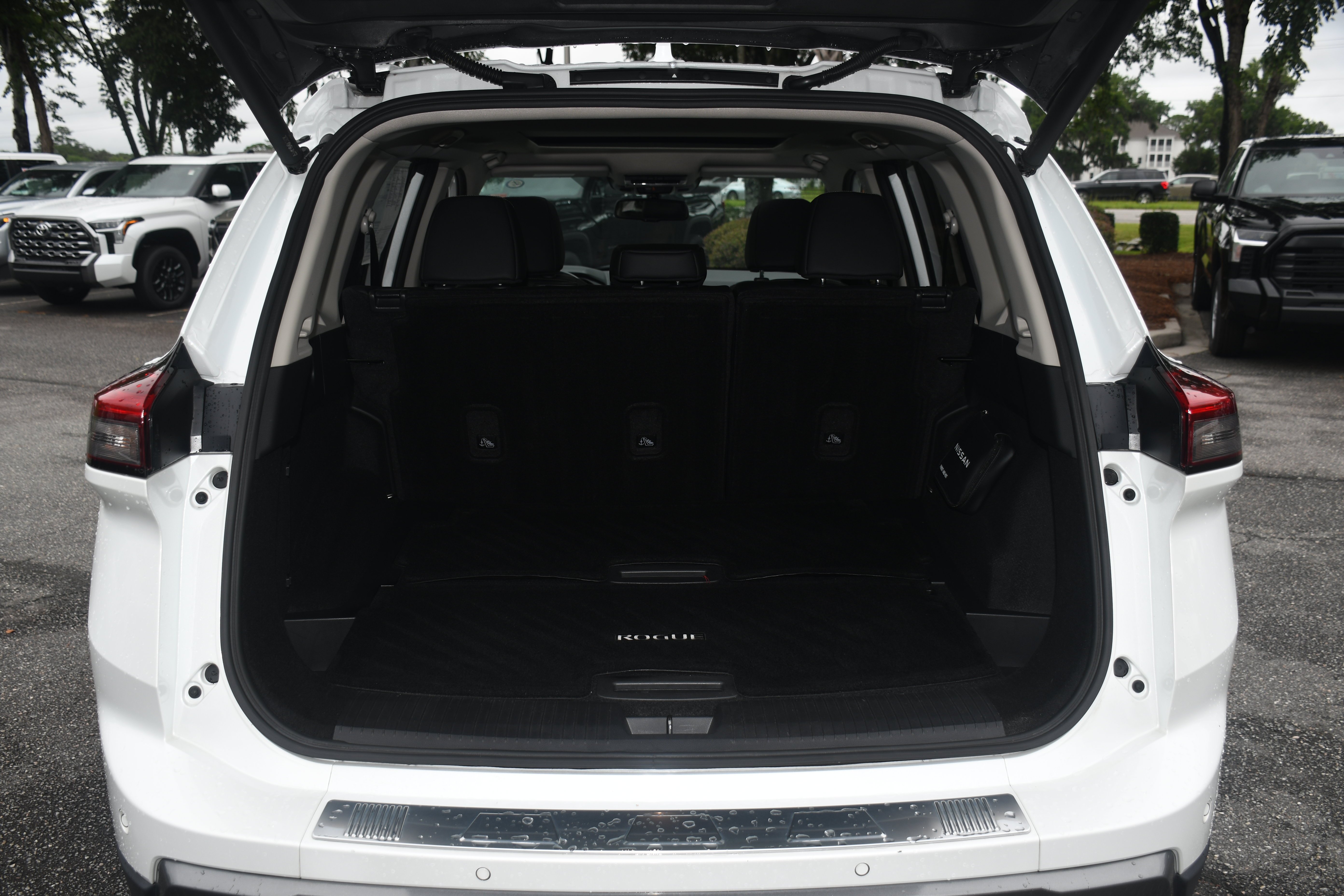 Used 2024 White Nissan SL image 18