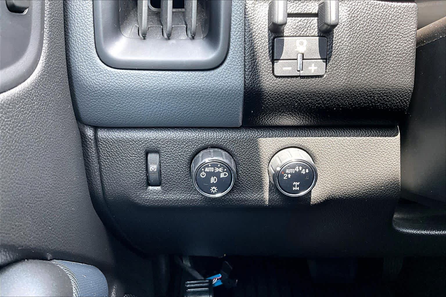 Used 2018 Centennial Blue Metallic Chevrolet 4WD Z71 image 33
