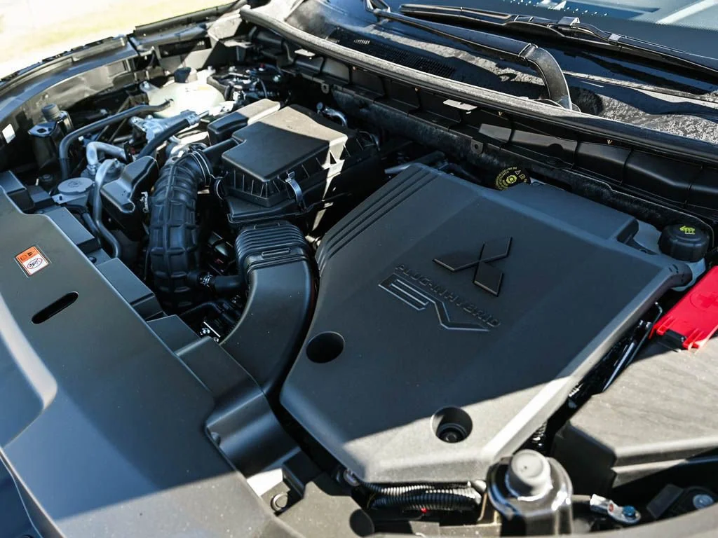 New 2025 Labrador Black Pearl Mitsubishi SE image 7