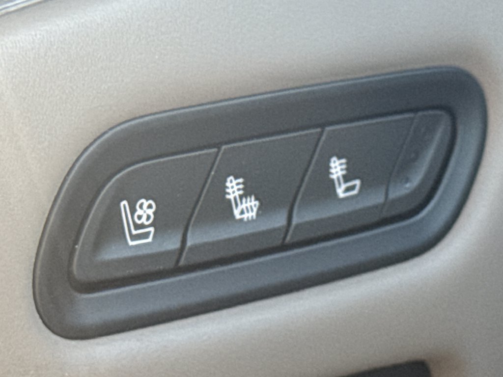 Used 2021 White Cadillac Sport Platinum image 35