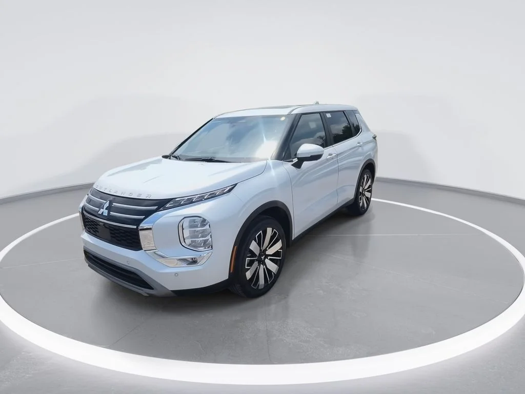Used 2025 White Mitsubishi SE image 4