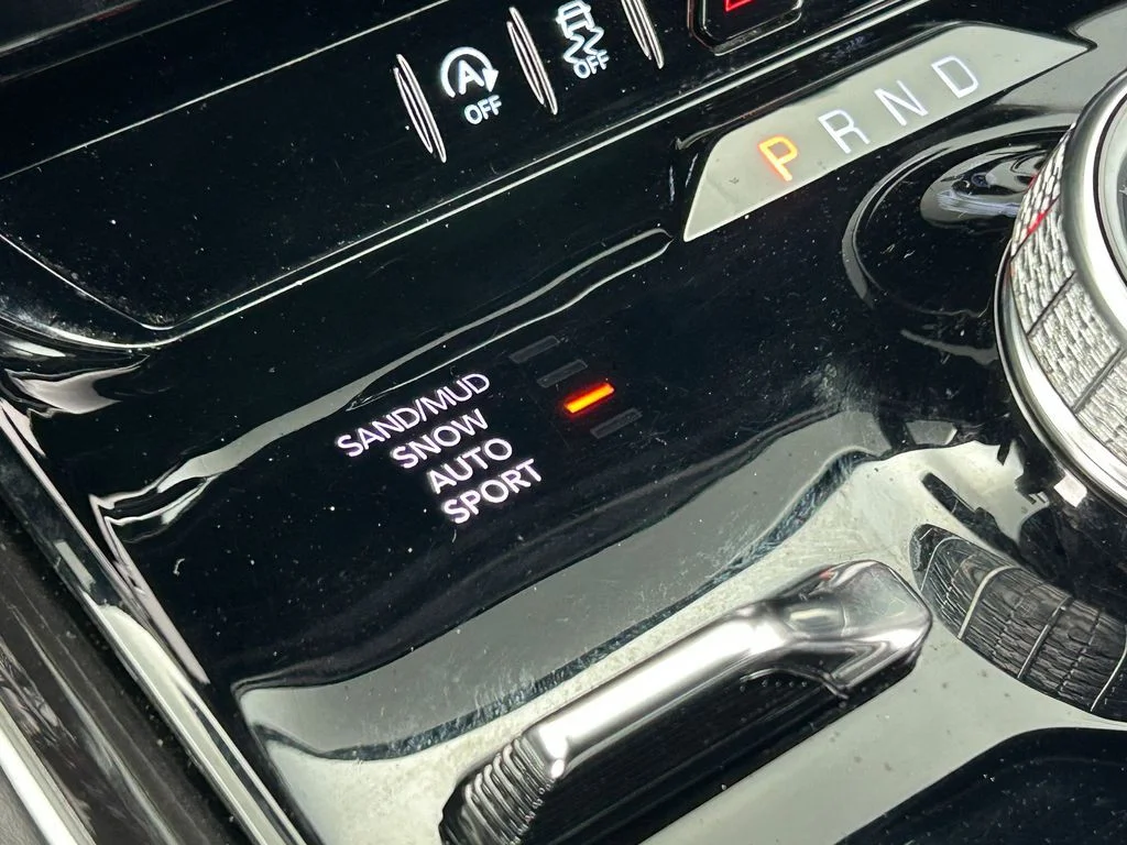 Used 2023 Diamond Black Crystal Pearlcoat Jeep Base image 25