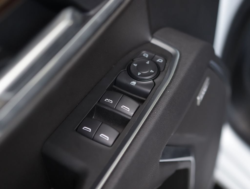 Used 2025 Summit White GMC Elevation image 25