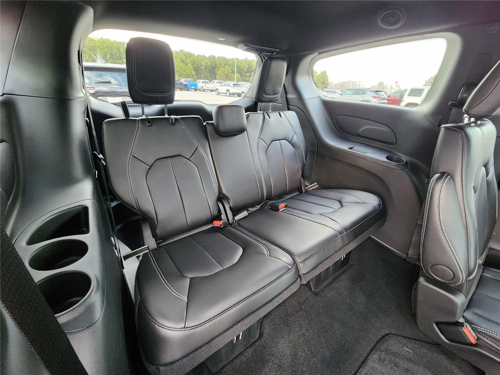 New 2026 Silver Mist Clear-Coat Exterior Paint Chrysler Select image 9