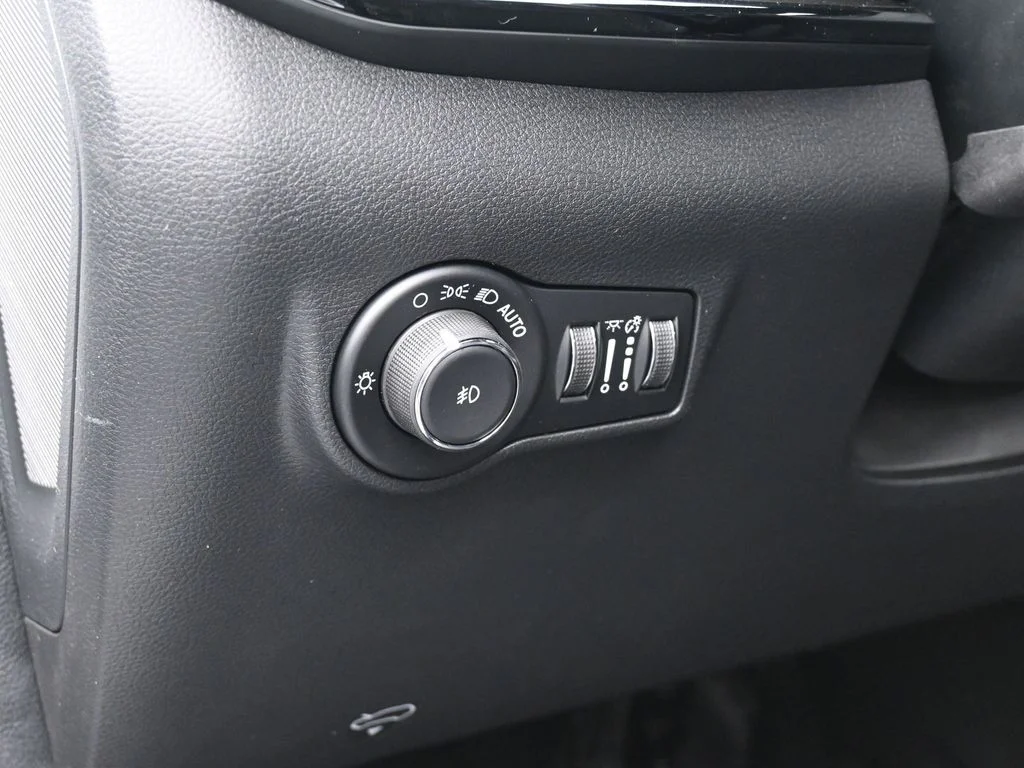 New 2026 Bright White Clear-Coat Exterior Paint Jeep Latitude image 14
