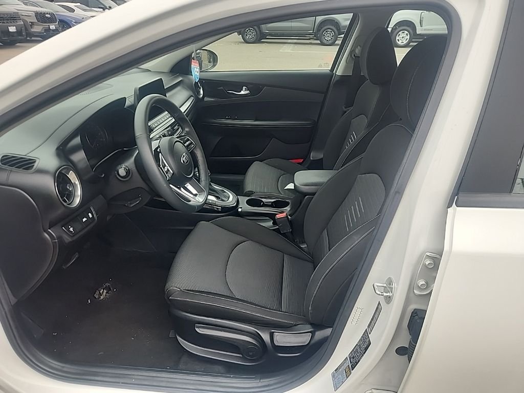 Used 2019 White Kia S image 18