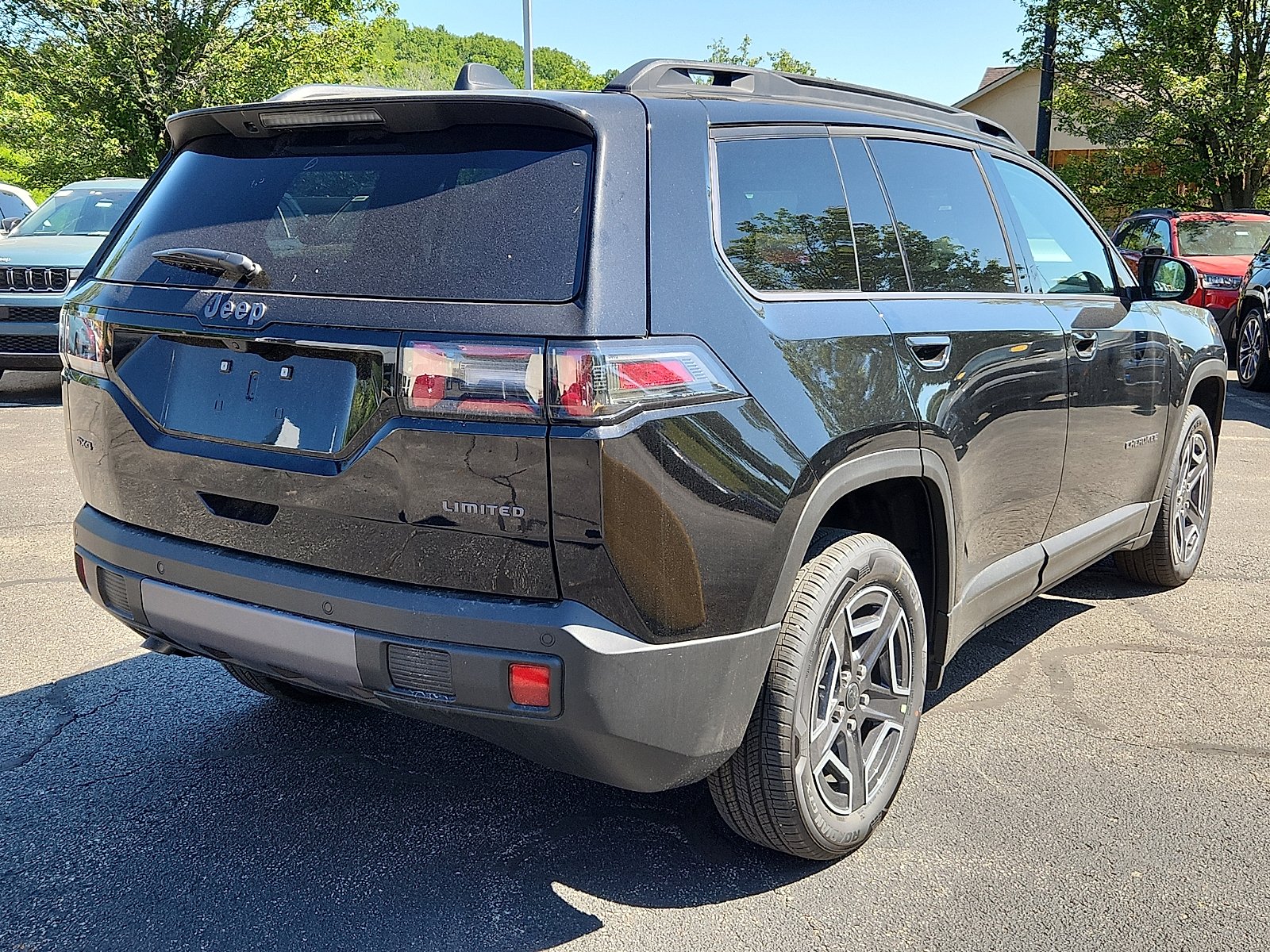 New 2026 Diamond Black Crystal Pearl-Coat Exterior Paint Jeep Limited 4x4 image 6