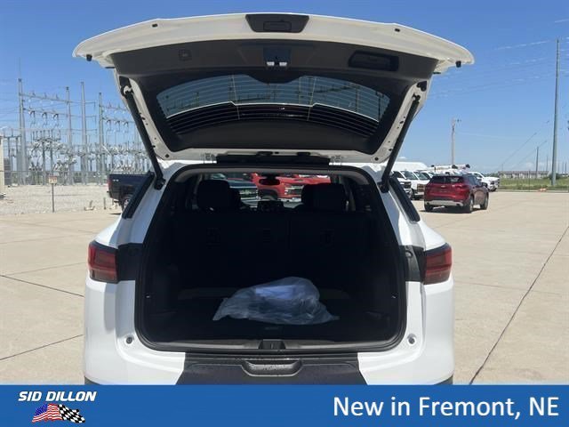 New 2026 Summit White Chevrolet 2LT image 9
