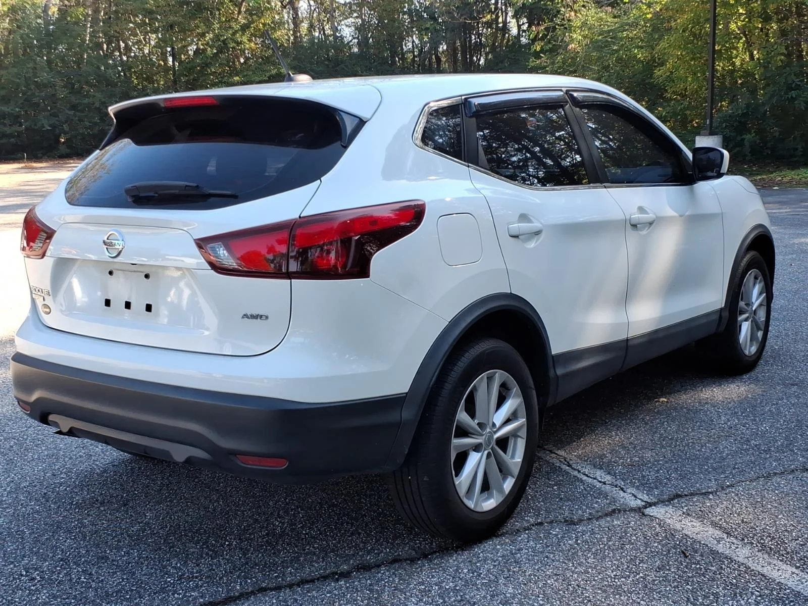 Used 2017 Glacier White Nissan S image 3