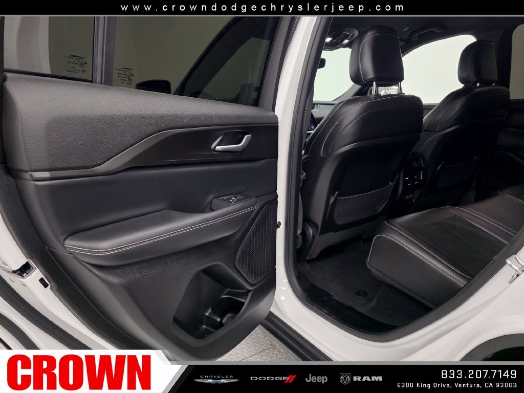 Used 2023 White Jeep Altitude image 18