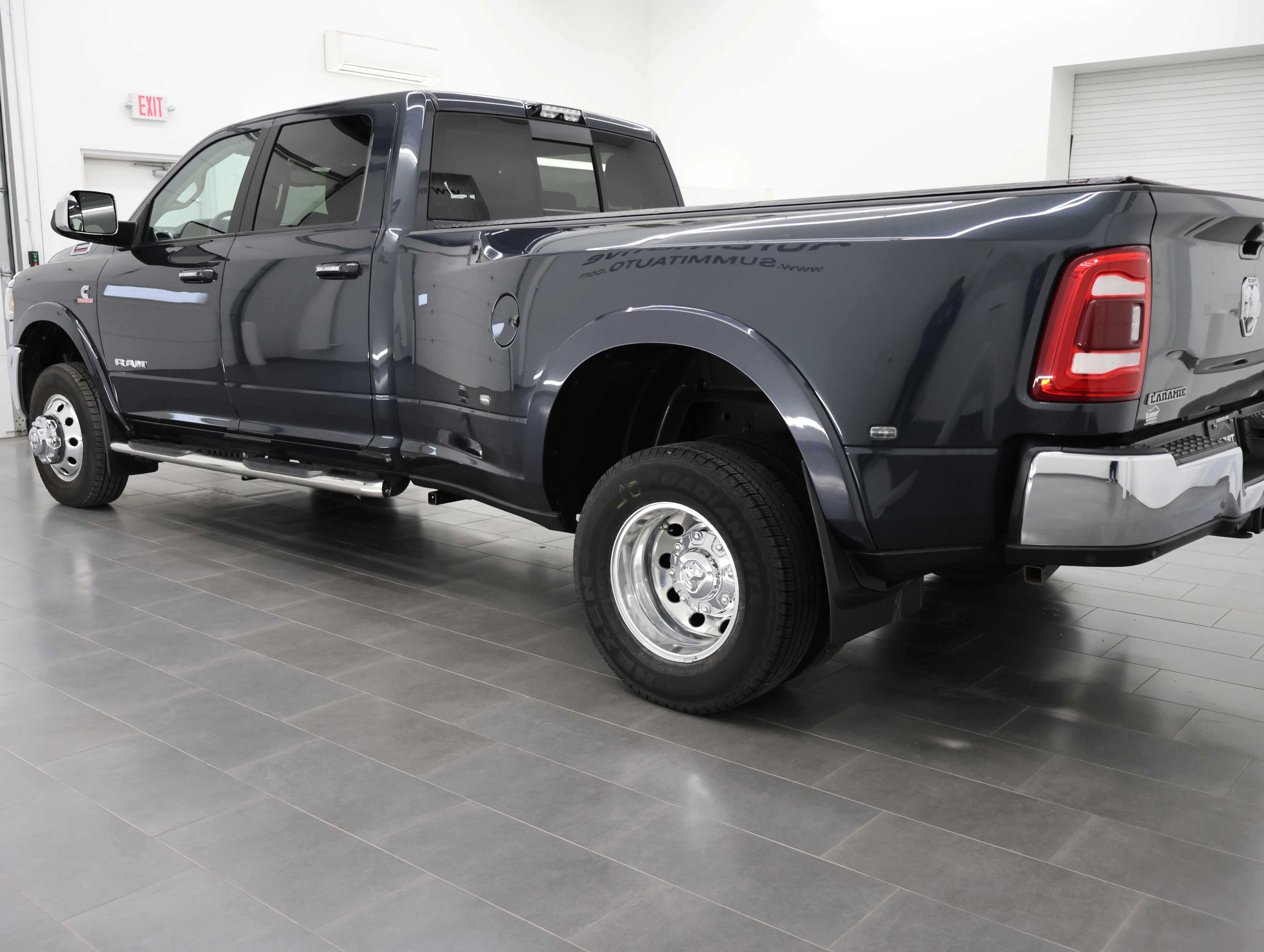 Used 2019 Maximum Steel Metallic Clearcoat Ram Laramie image 6