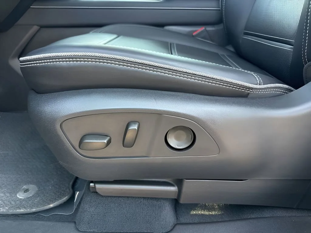 Used 2025 Onyx Black GMC Extended Range Denali image 11