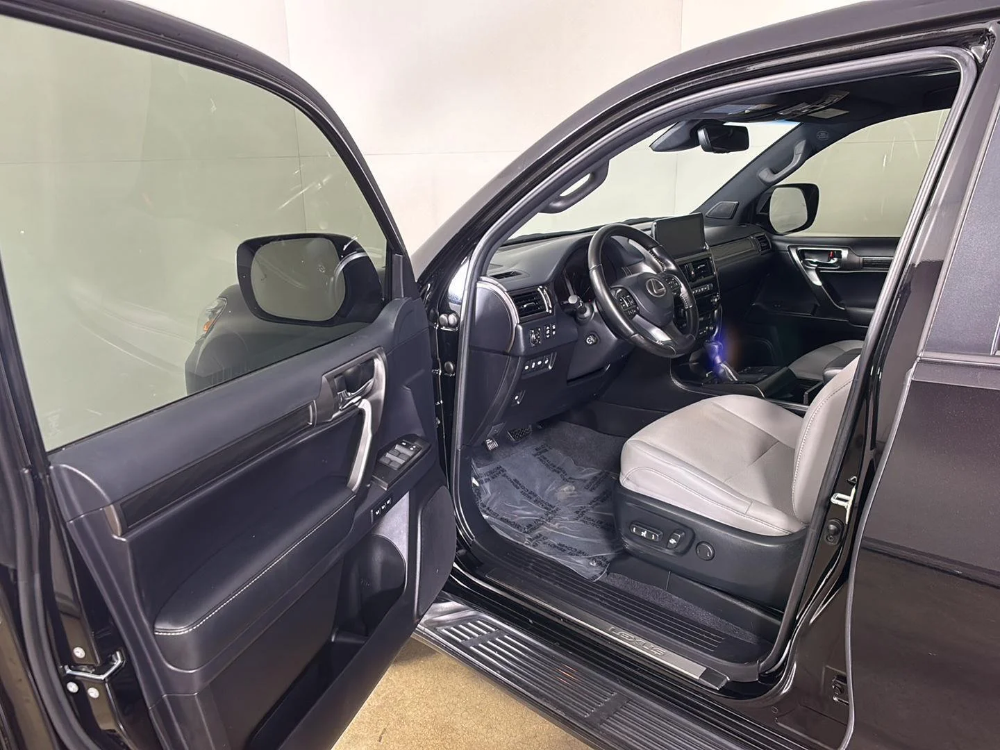Used 2023 Black Onyx Lexus GX 460 image 2