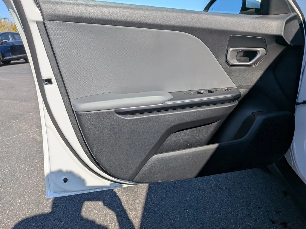 New 2027 Snow White Pearl Kia LXS image 40