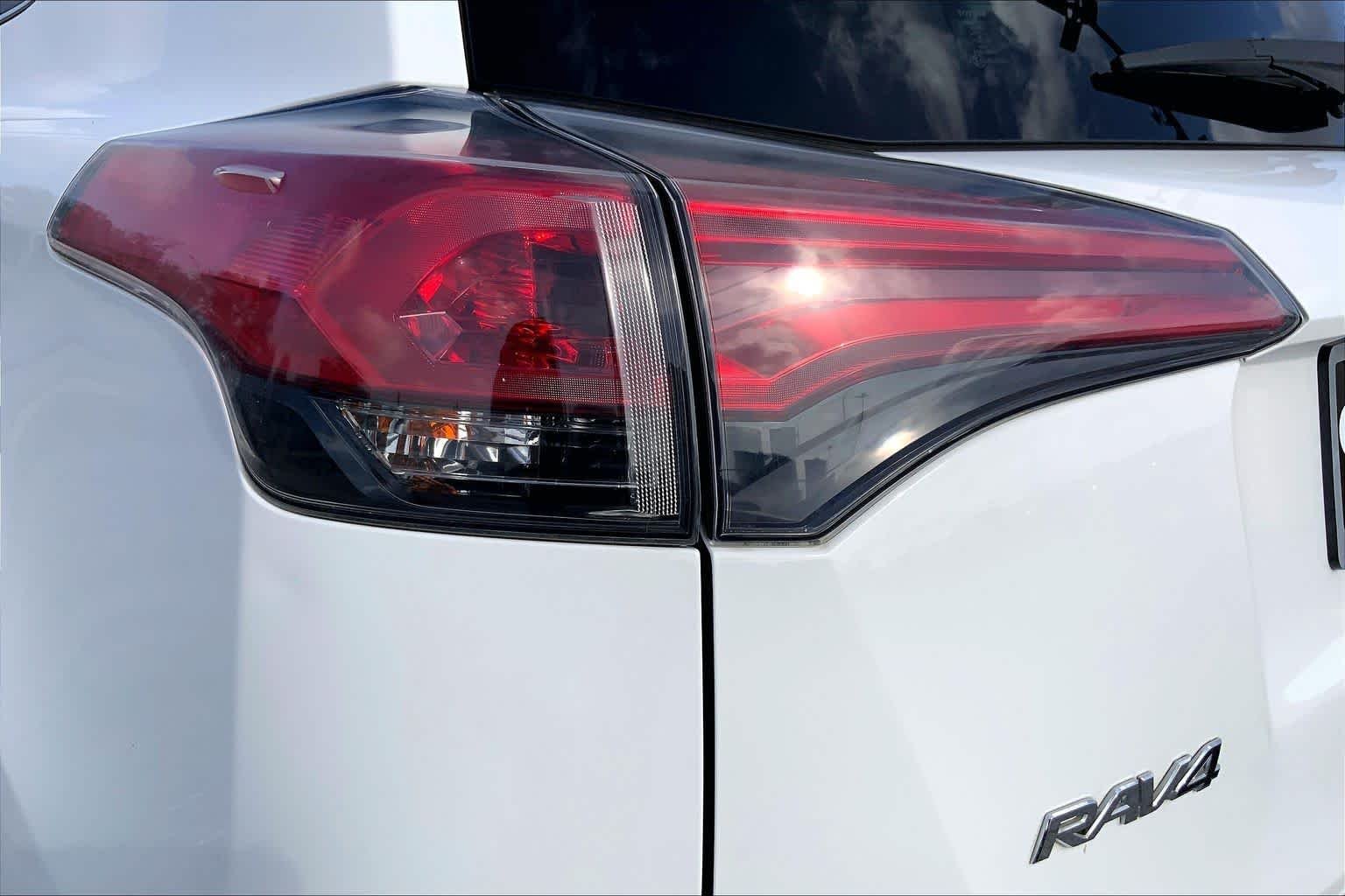 Used 2018 Super White Toyota XLE image 28