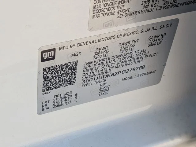 Used 2023 White GMC SLT image 29