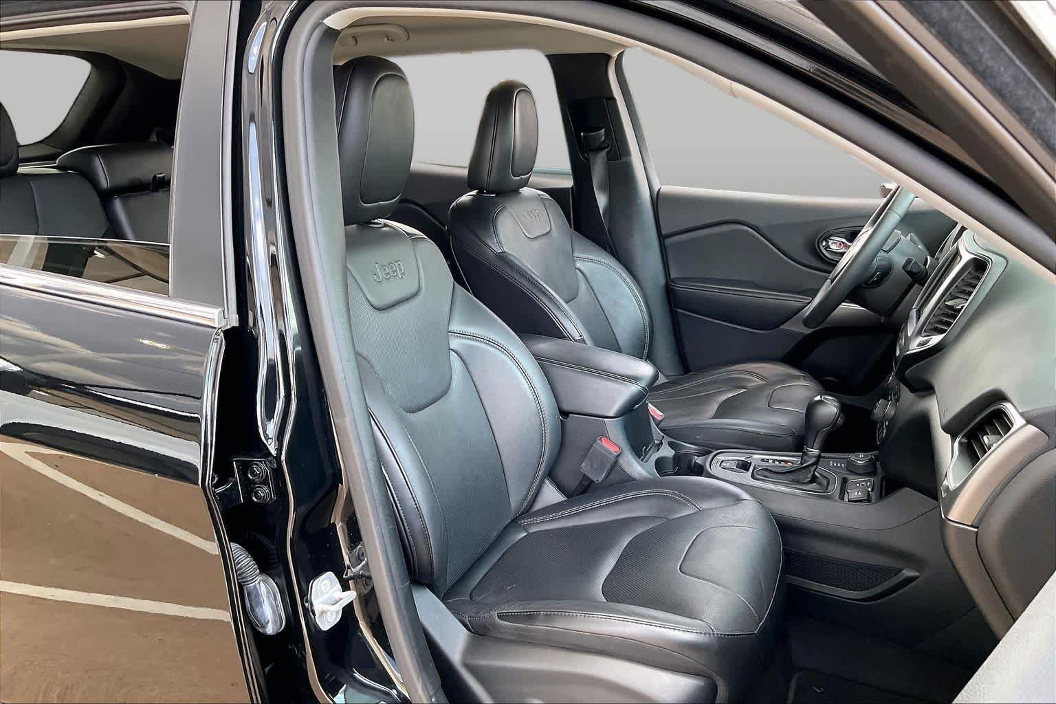 Used 2021 Diamond Black Crystal Pearlcoat Jeep Latitude Lux image 9