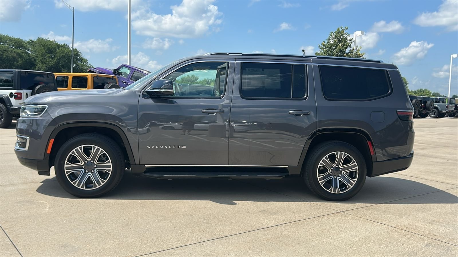 Used 2024 Gray Jeep Base image 7