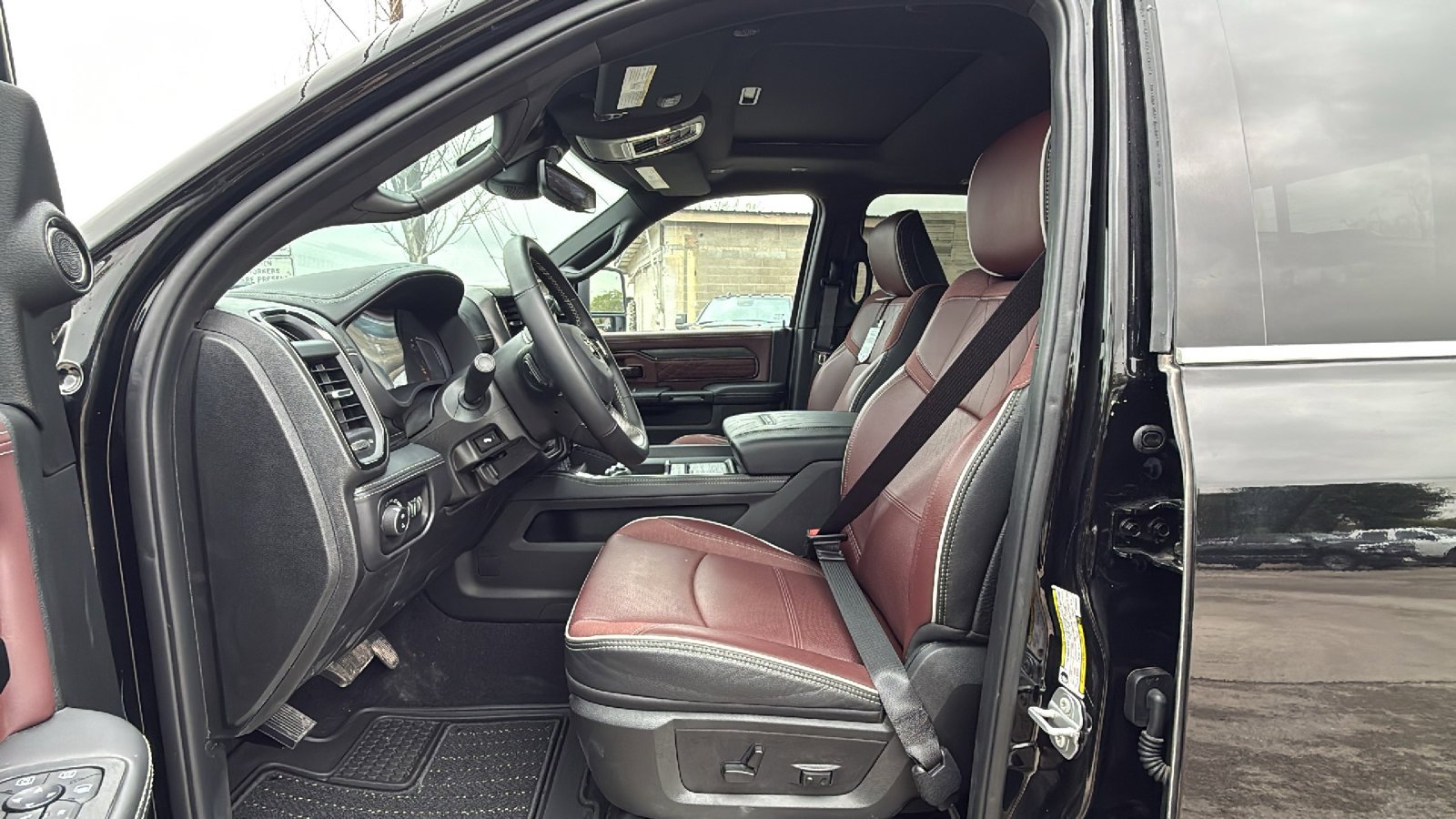 New 2025 Diamond Black Crystal Pearl-Coat Exterior Paint RAM Limited image 7