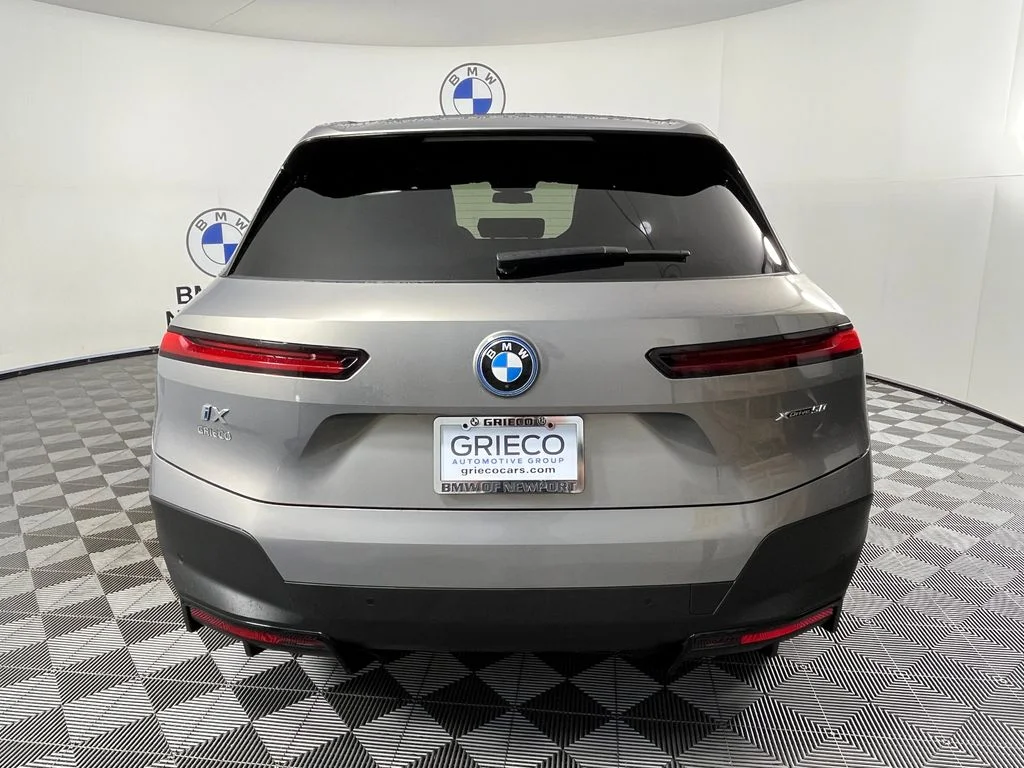 Used 2024 Gray BMW xDrive50 image 12