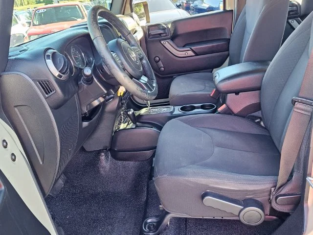 Used 2018  Jeep Unlimited Sport image 15