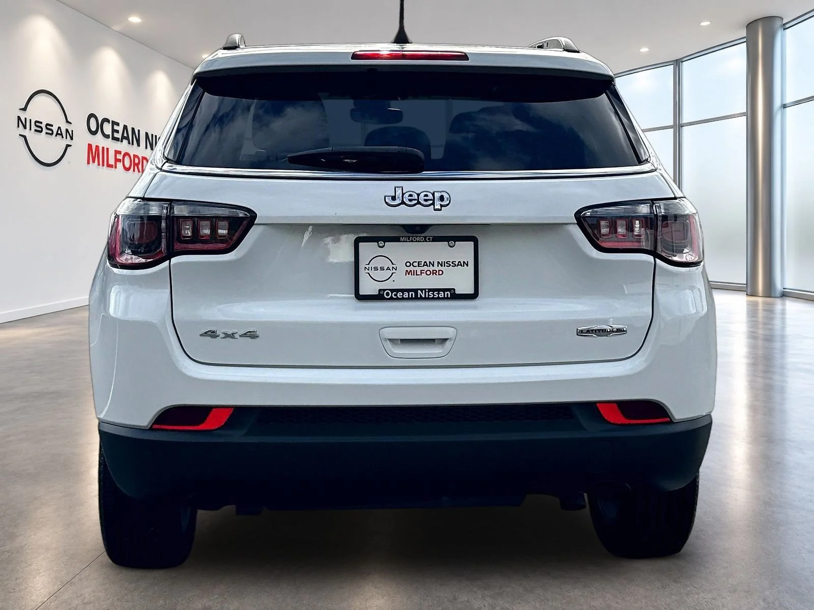 Used 2023 Bright White Clearcoat Jeep Latitude Lux image 6