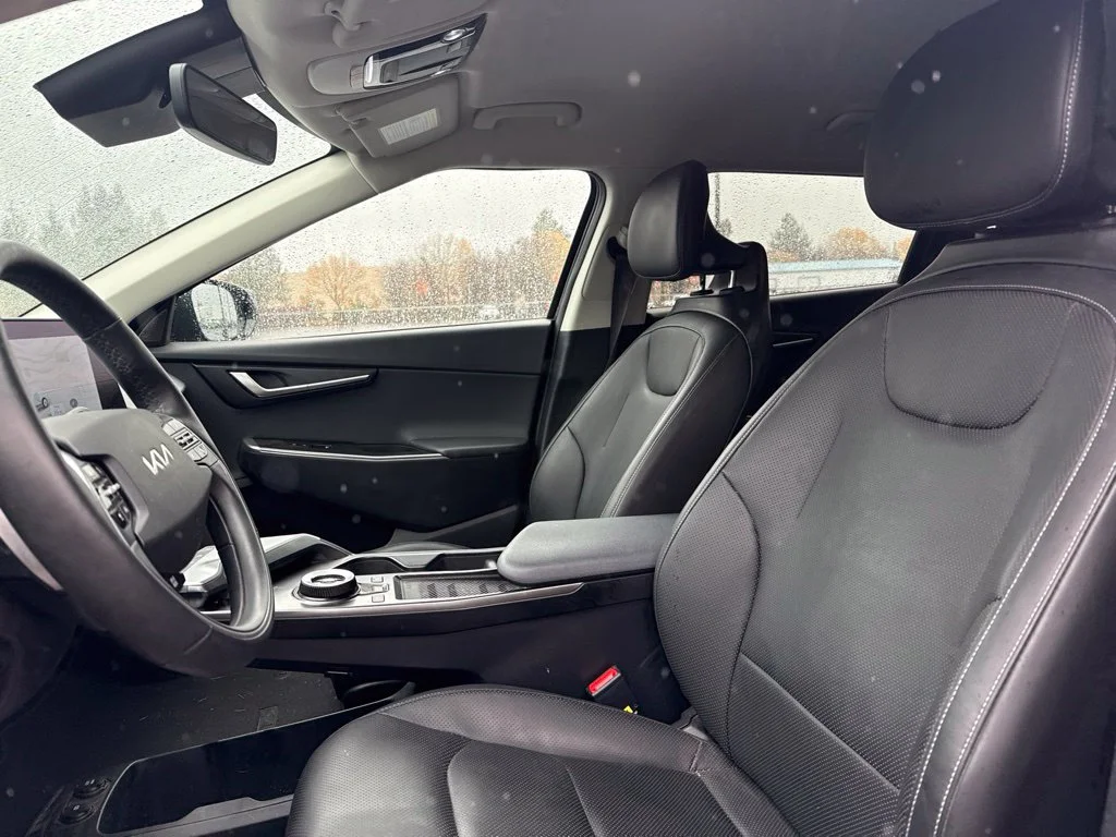 Used 2023 Blue Kia Wind image 9