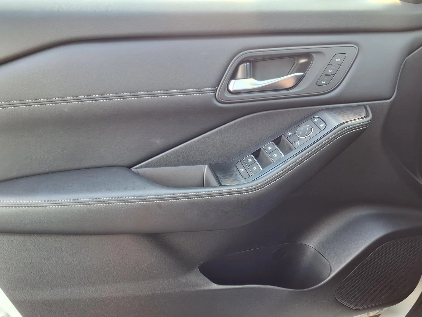 Used 2025 Everest White Pearl Nissan SL image 10