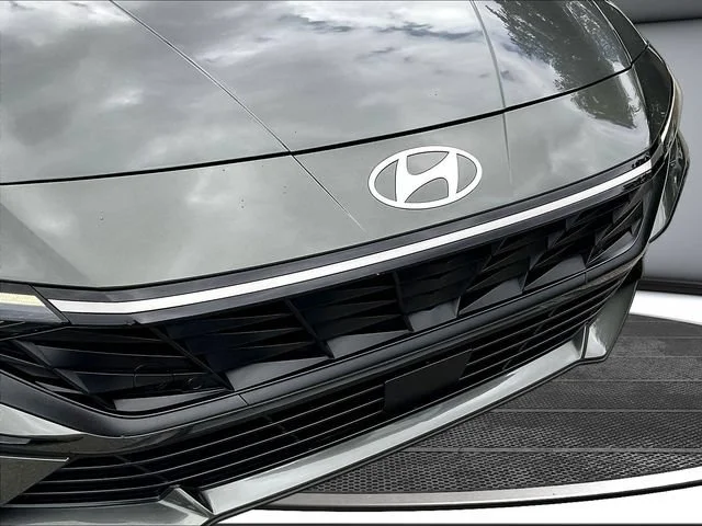 Used 2025 Gray Hyundai SEL Convenience image 34