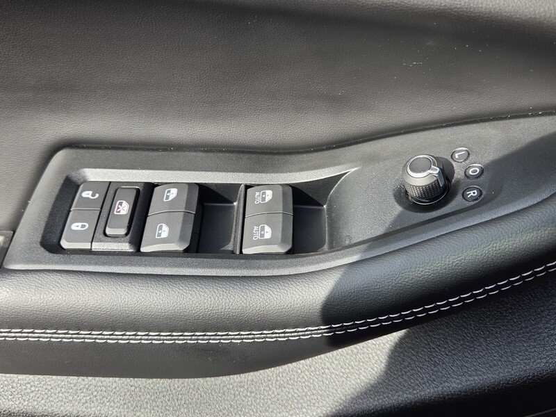 New 2026 Diamond Black Crystal Pearl-Coat Exterior Paint Jeep LAREDO ALTITUDE 4X4 image 23