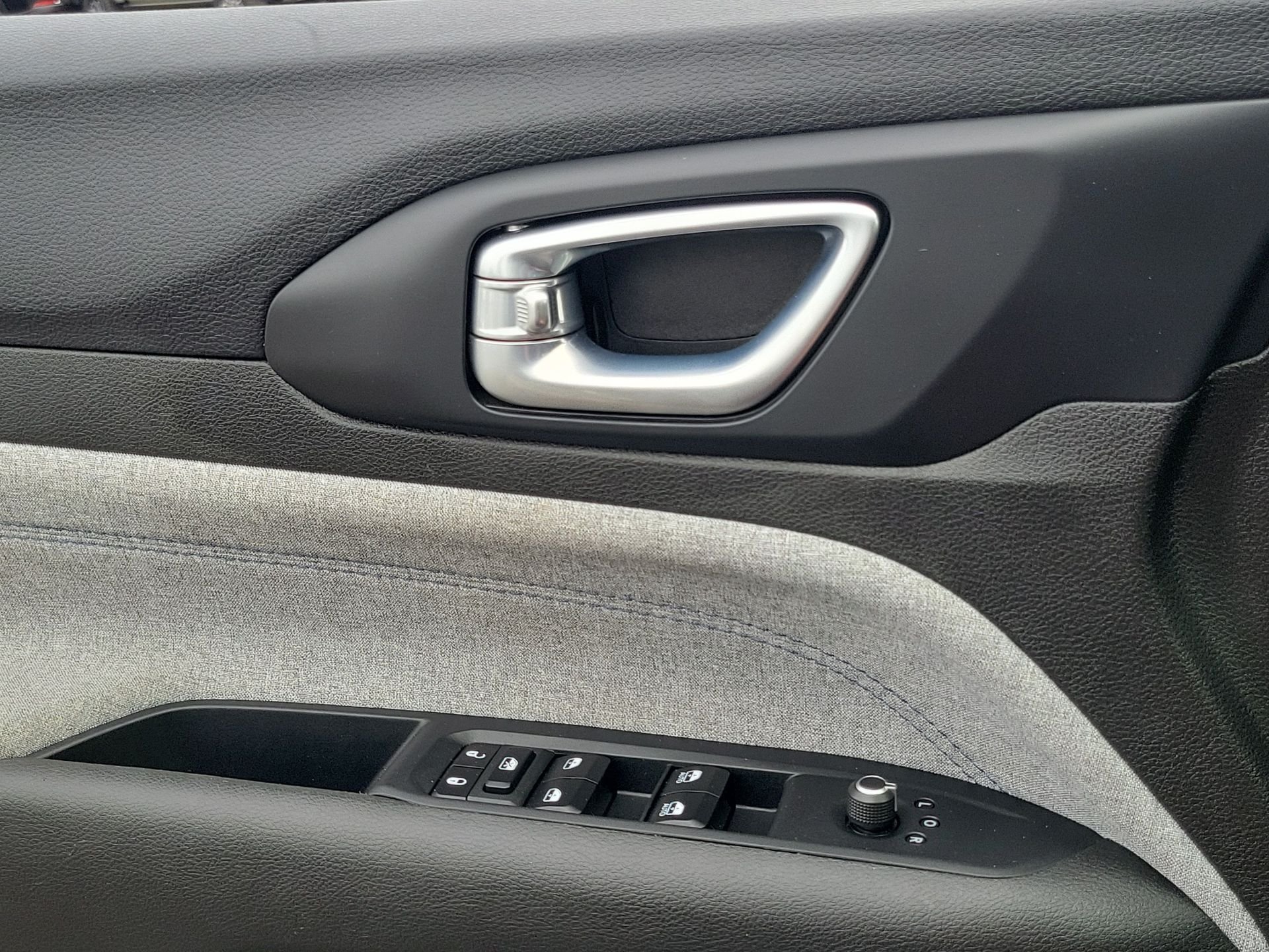 Certified Used 2024  Jeep Latitude image 12