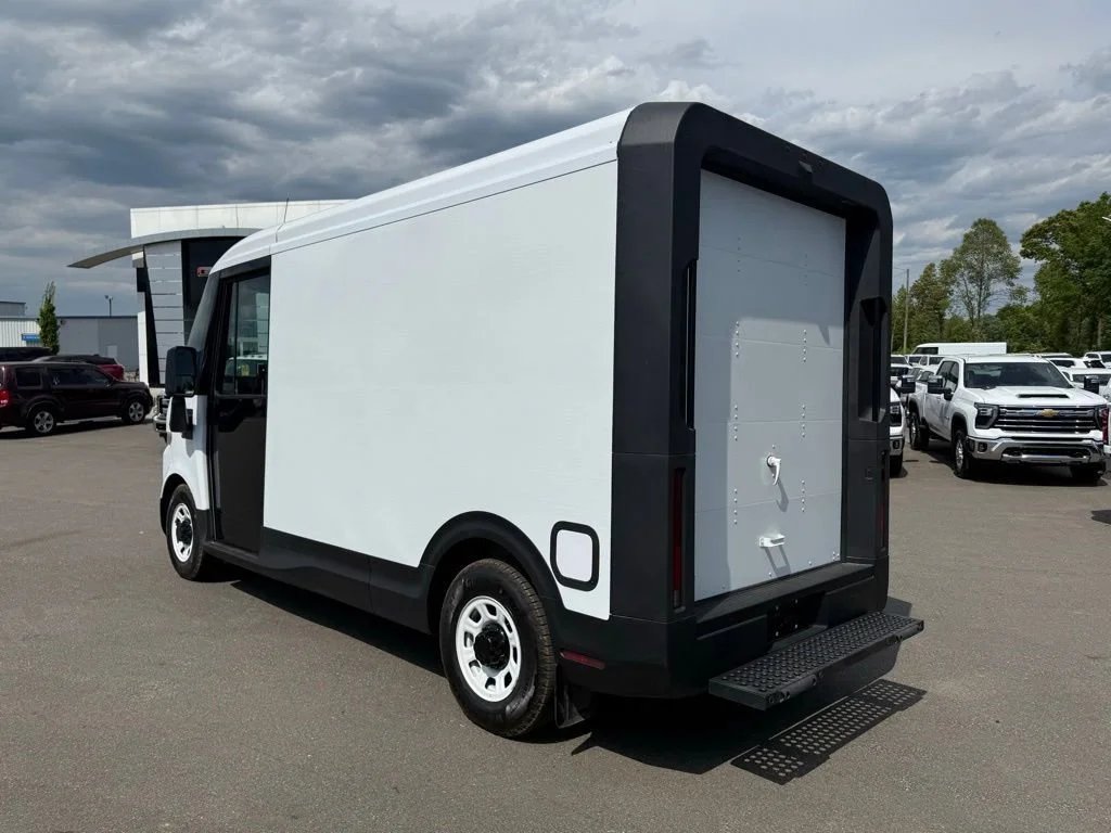 Used 2024 Oyster White BrightDrop EJY image 3